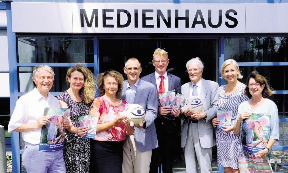 Die Vereinsmitglieder haben über die Vergabe der Spenden aus dem aktuellen „Wir-helfen“-Jahresprojekt entschieden (von links): Eberhard Jüttner, Silvia Zöller, Dagmar Szabados, Johannes Dörries, Bernard-Michael Raubuch, Hans-Jürgen Sack, Susen Thiele und Gerlinde Kuppe.