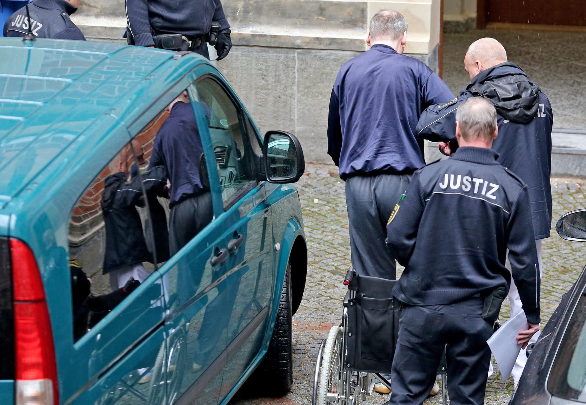 Justizbeamte bringen den Angeklagten Helmut S. ins Landgericht Zwickau. Dem 61 Jahre alten Frührentner aus Gera wirft die Staatsanwaltschaft vor, im April 1987 die damals 18 Jahre alte Heike Wunderlich in der Nähe der Stadt Plauen sexuell missbraucht und getötet zu haben.
