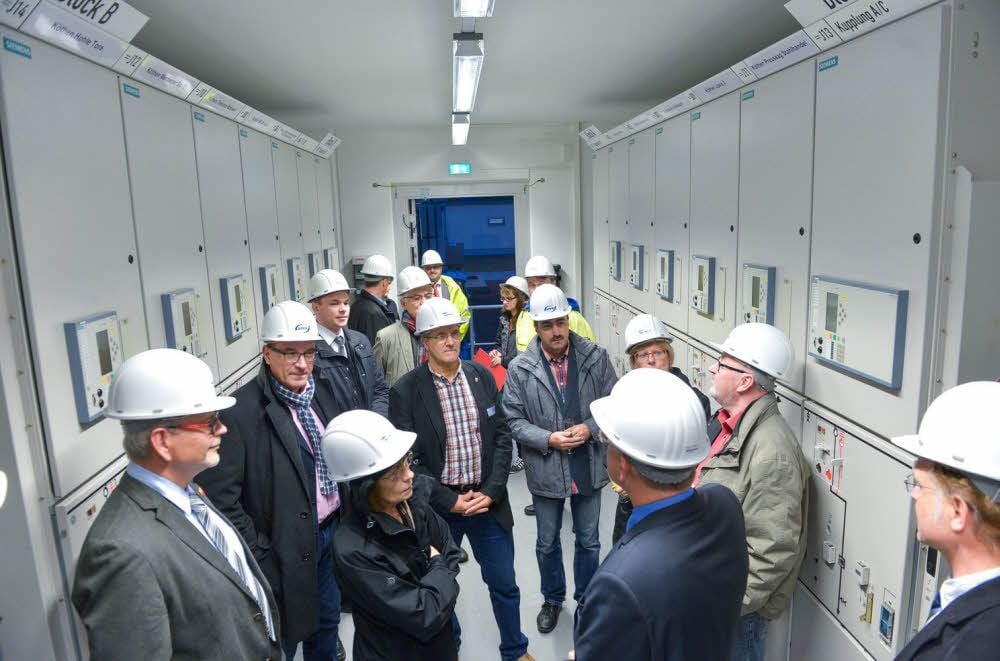 Der Rundgang durchs Umspannwerk führte auch in die Mittelspannungsschaltanlage.