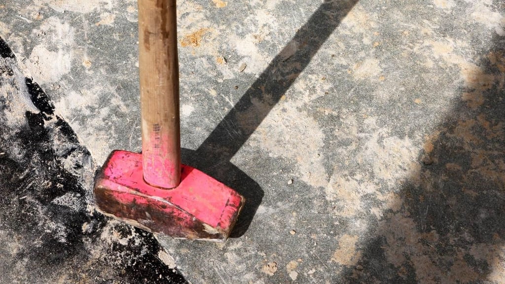 Mit einem Vorschlaghammer lassen sich massive Verletzungen zufügen, wenn dieser als Waffe genutzt wird.