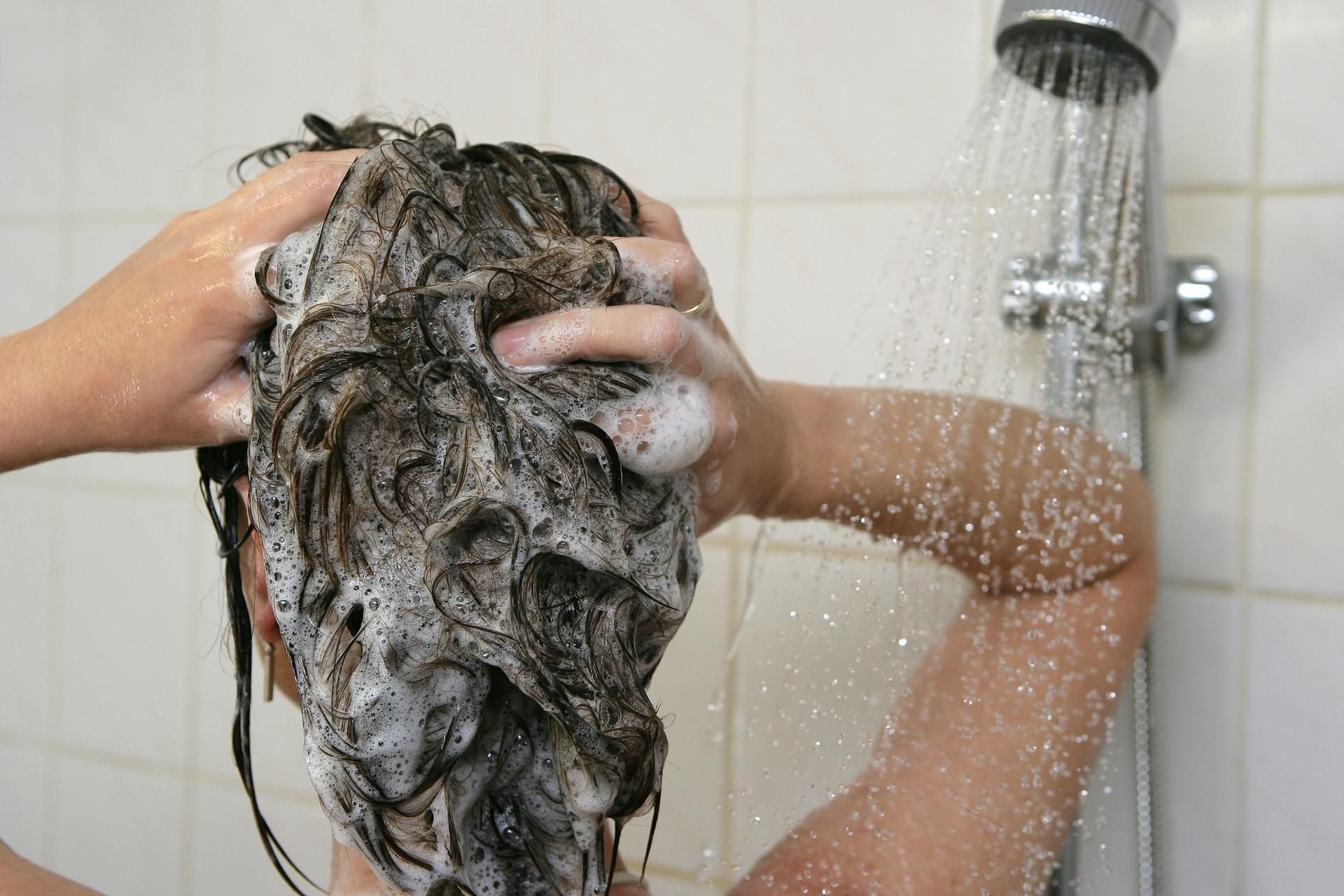 Silikone stecken in vielen Shampoos. Wer ganz sicher gehen möchte, dass keine verwendet werden, sollte auf Naturkosmetik umsteigen.