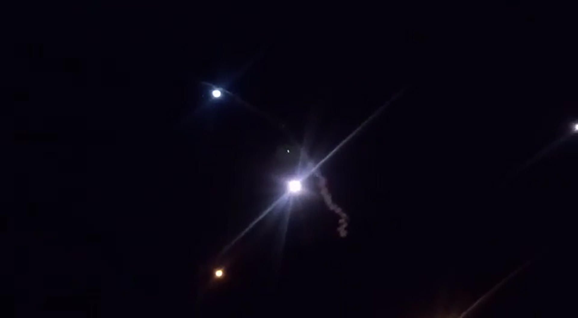 Leuchtende Flugobjekte in der Nacht sind auf einem Video im iranischen Fernsehen zu sehen.