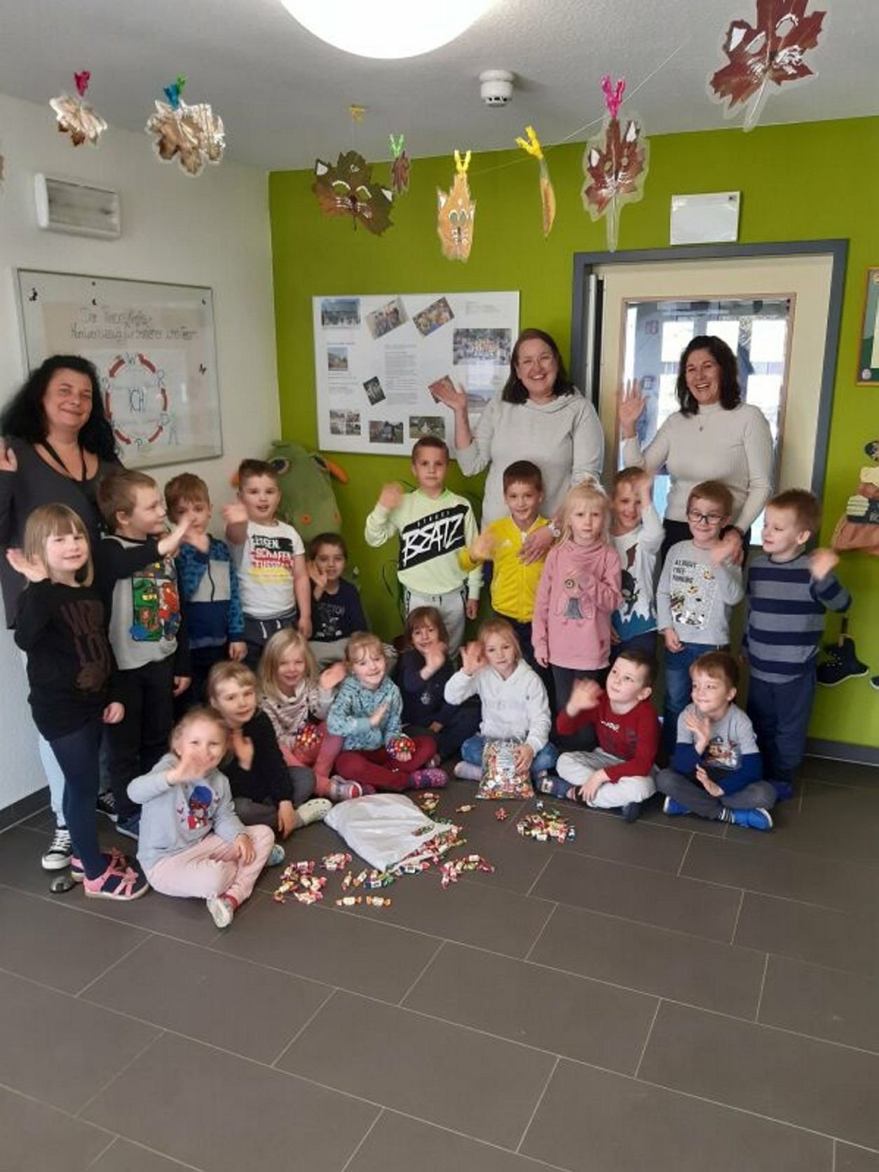 Die kleinen „Gernröder Spatzen“ freuen sich gemeinsam mit ihren Erzieherinnen über die süße Überraschung.
