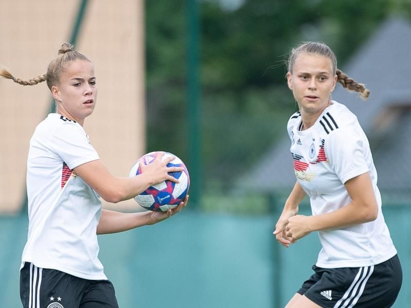 Fokussiert auf Schweden: Giulia Gwinn (l) und Klara Bühl. Foto: Sebastian Gollnow