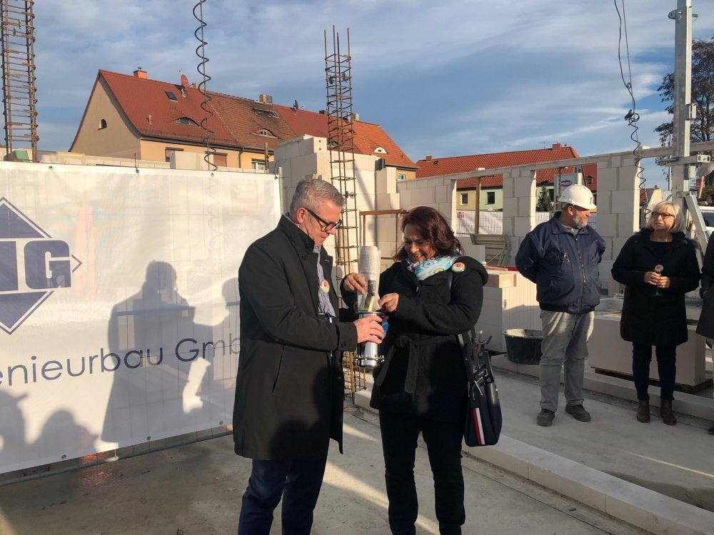 Arbeiterwohlfahrt (Awo) Eisleben: Vorstand Ute Düsterhöft und Volker Mittelstädt, Vorsitzender des Regionalverbandes, befüllen die Zeitkapsel mit einer aktuellen MZ.