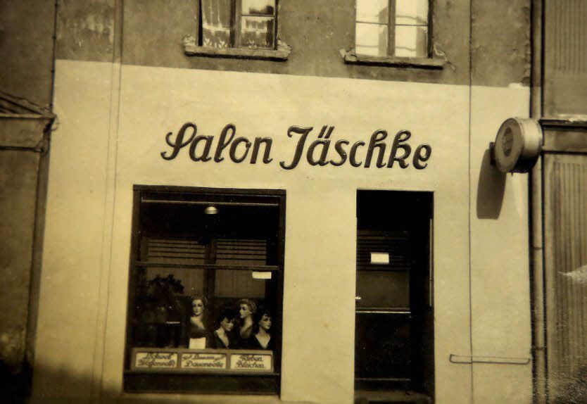 „Salon Jäschke“ in der Halleschen Straße 10 zu DDR-Zeiten. Der Familienname des Großvaters wurde damals mit „ä“ geschrieben.