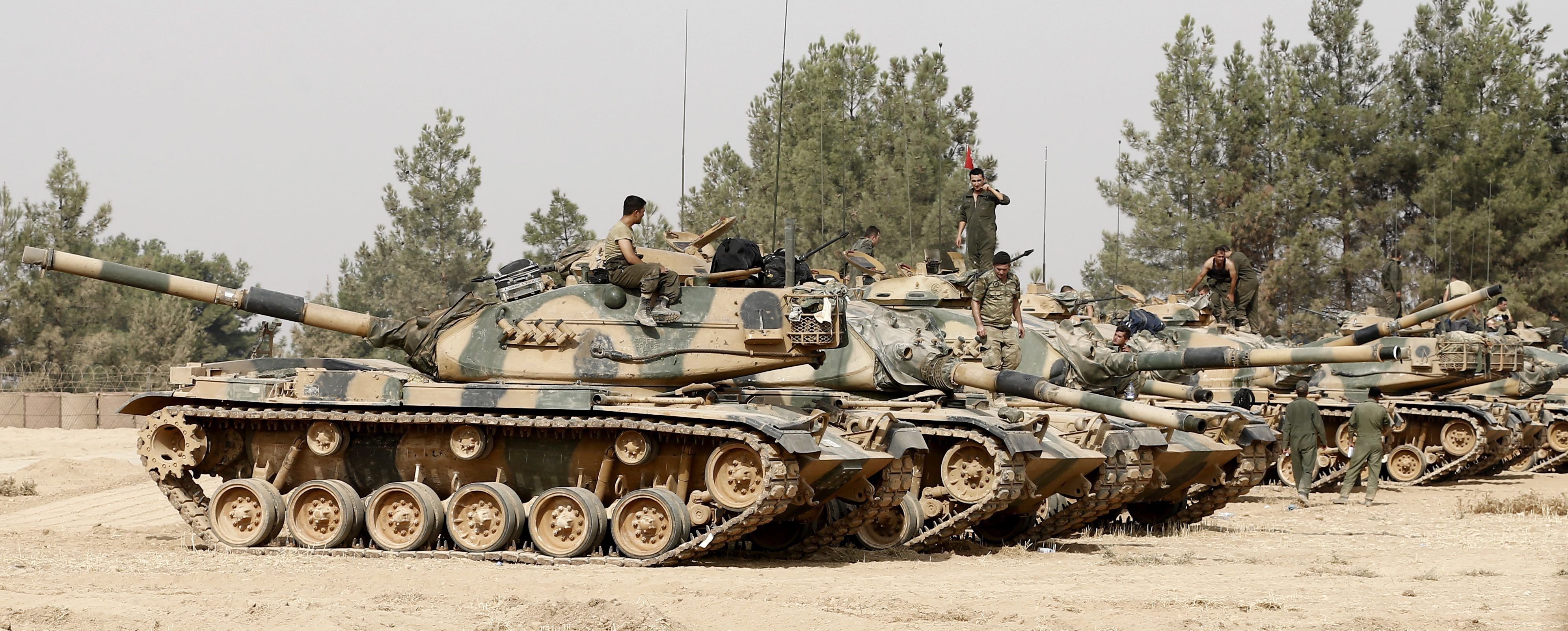 Türkische Soldaten bereiten Panzer vor.