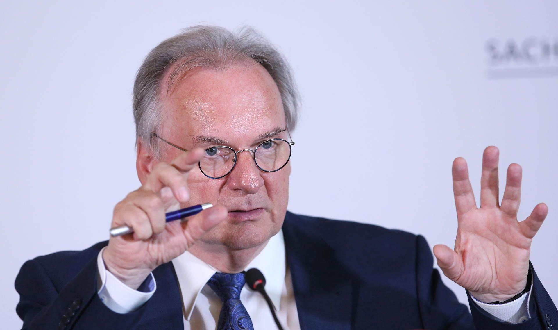 Sachsen-Anhalts Ministerpräsident Reiner Haseloff (CDU) erläutert während einer Pressekonferenz die geltenden Beschränkungen.