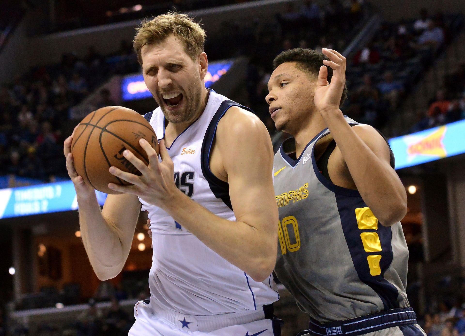 Dirk Nowitzki spielt gegen Ivan Rabb von den Memphis Grizzlies