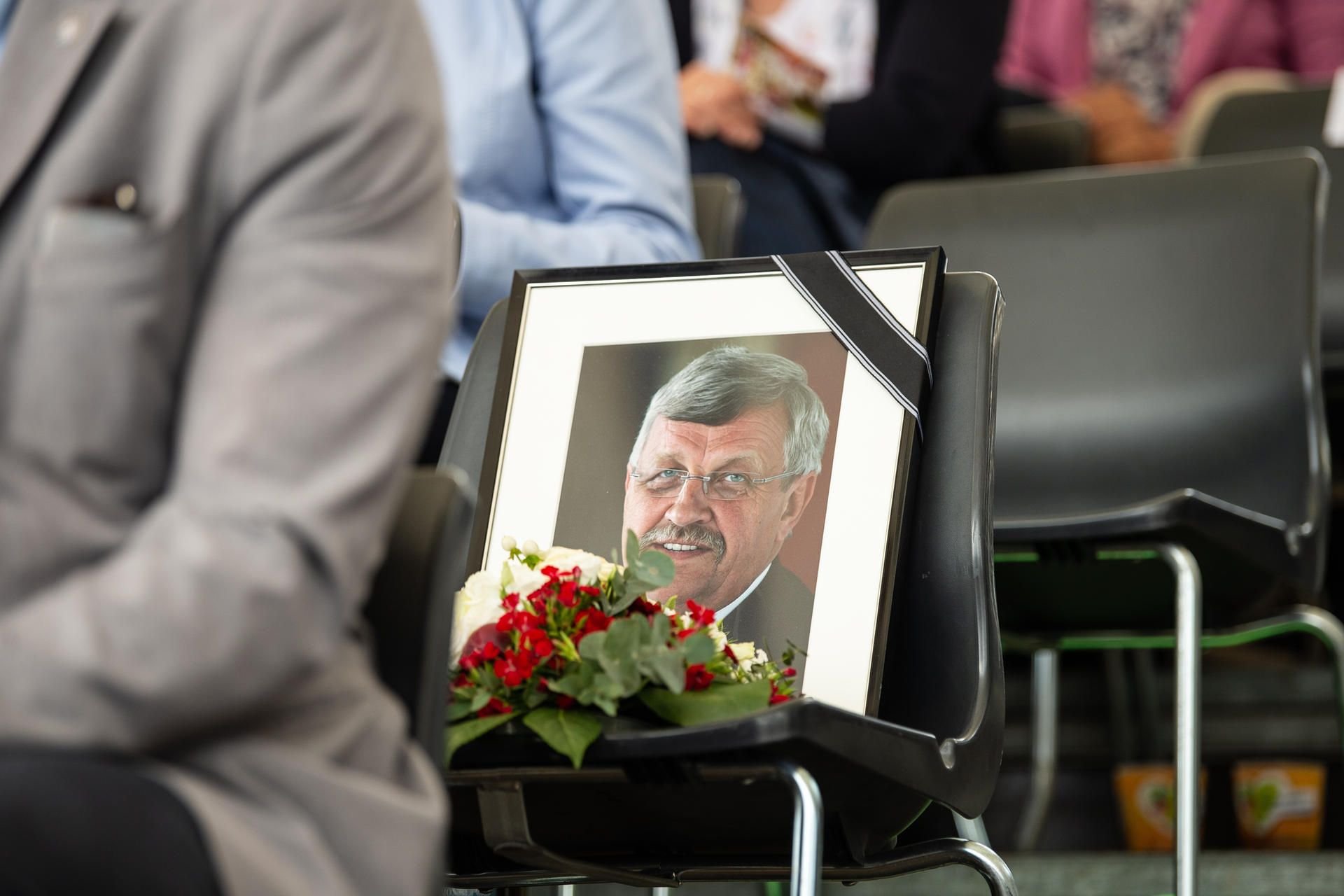 Ein gerahmtes Porträtfoto des erschossenen Kasseler Regierungspräsidenten Walter Lübcke.