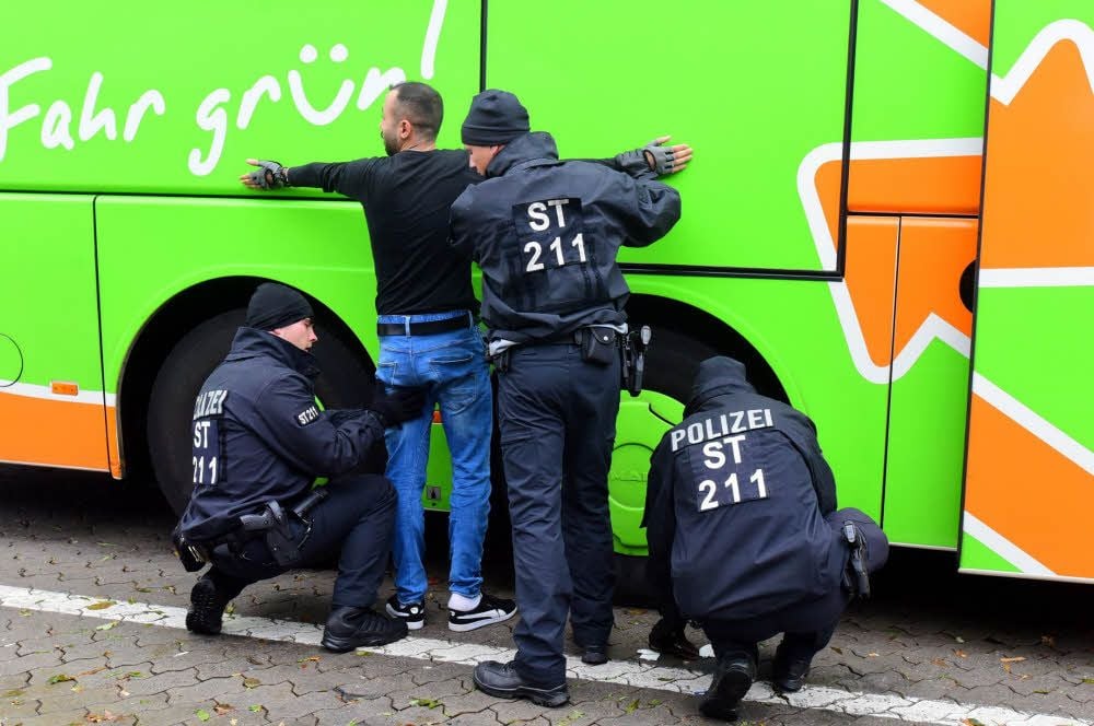 Polizisten kontrollieren den Tatverdächtigen Syrer. Bei dem 28-jährigen wurde eine Tabakpackung mit Cannabis gefunden.