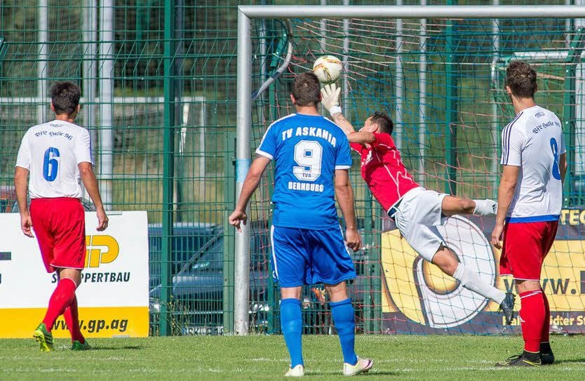 Christian Bölke ist beim Freistoß von Mario Hesse machtlos - 0:2.