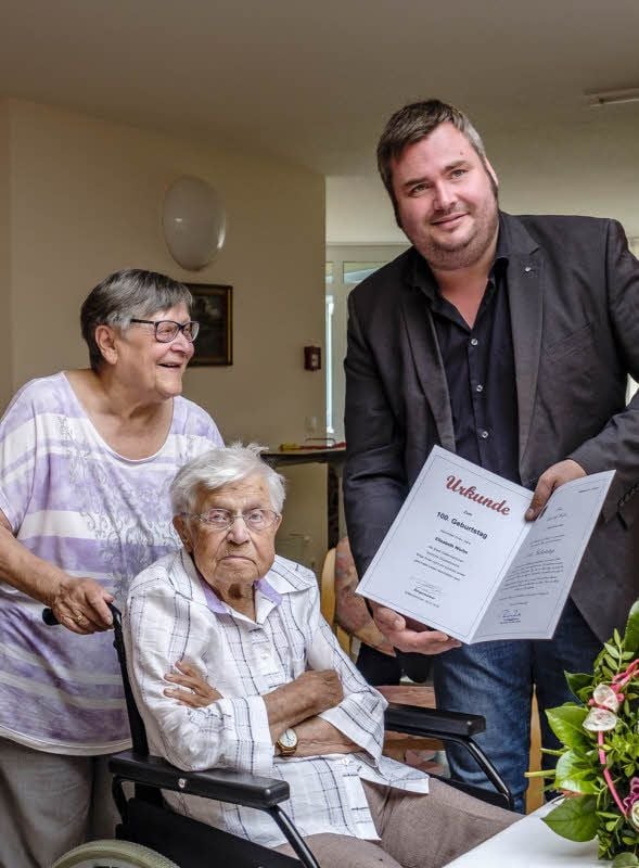 Elisabeth Worbs (Mi.) feierte ihren 100. Geburtstag im Seniorenpark Vergissmeinnicht. Bürgermeister Enrico Schilling überreichte ihr die Urkunde des Ministerpräsidenten.