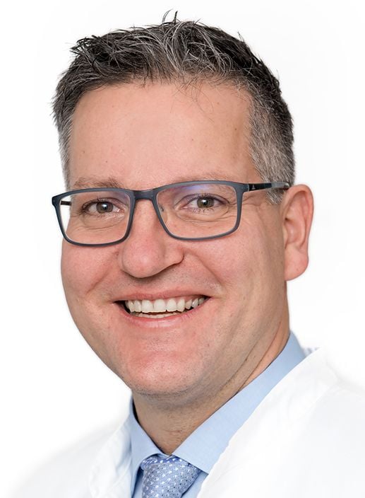 Mit der Auszeichnung ist der hallesche Unfallchirurg, Dr. Lars Becherer, im südlichen Sachsen-Anhalt der einzige zertifizierte Kniechirurg.