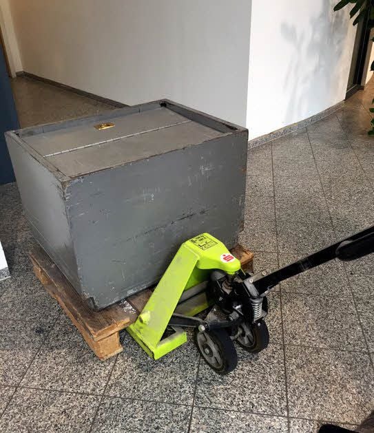 Transport: In dieser Kiste wird das Kleingeld transportiert.