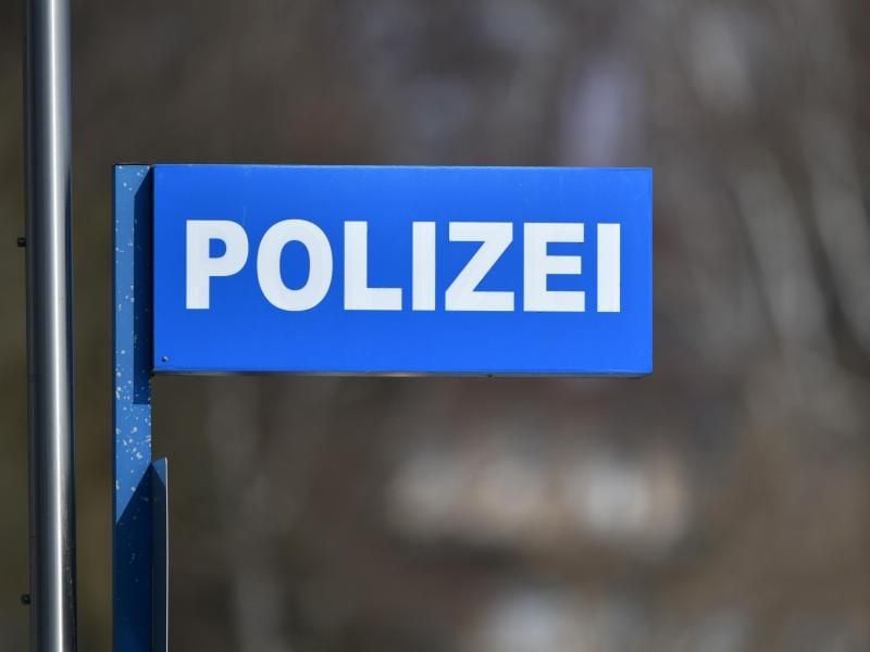 Ein „Polizei”-Schild. Foto: Ralf Hirschberger/Archiv