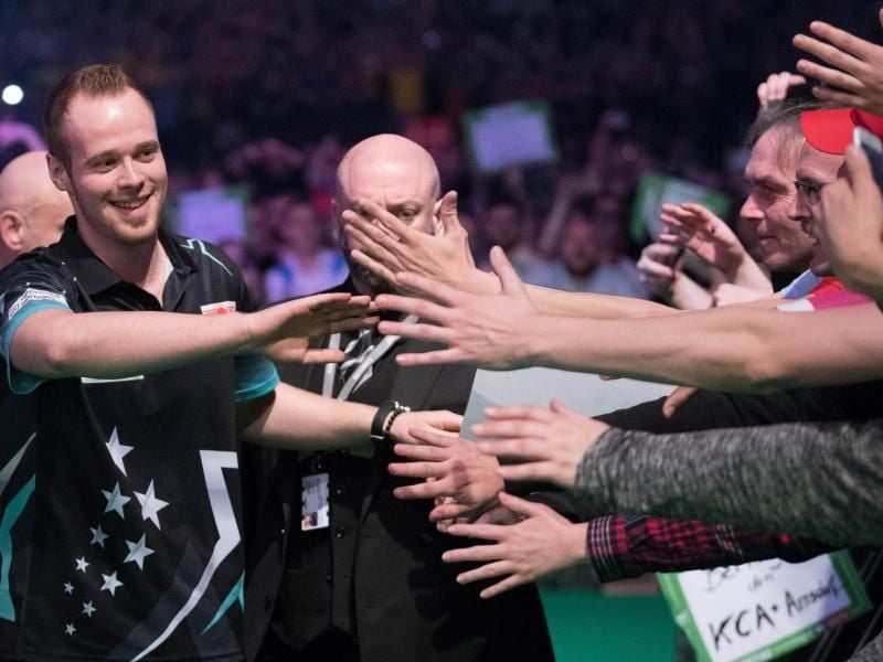 Deutsche Dart-Fans können sich auch Max Hopp in Berlin freuen. Foto: Jörg Carstensen/dpa