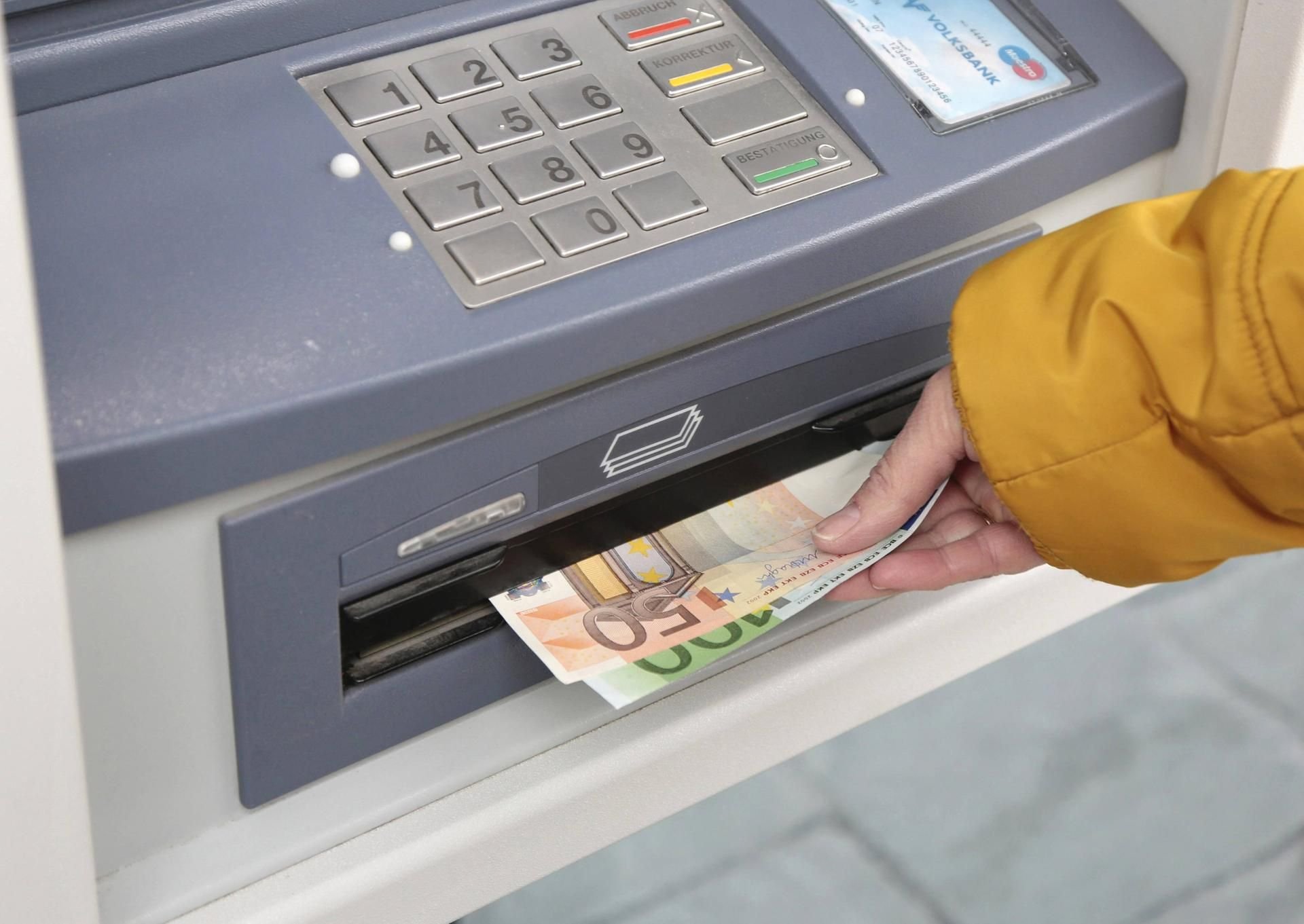 Geld aus einem Geldautomaten.