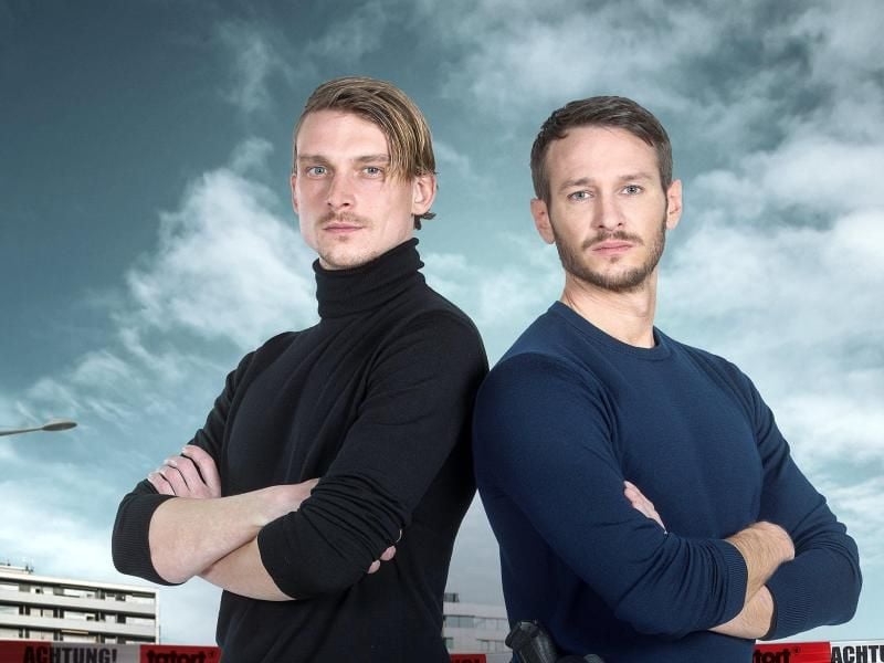 Die saarländischen „Tatort”-Hauptkommissare, Adam Schürk (Daniel Sträßer, l) und Leo Hölzer (Vladimir Burlakov). Wegen der Corona-Pandamie starten die Dreharbeiten zum neuen Saarbrücken-„Tatort” mit zehn Wochen Verspätung. Foto: Manuela Meyer Peter Liwoski/Saarländischer Rundfunk/dpa