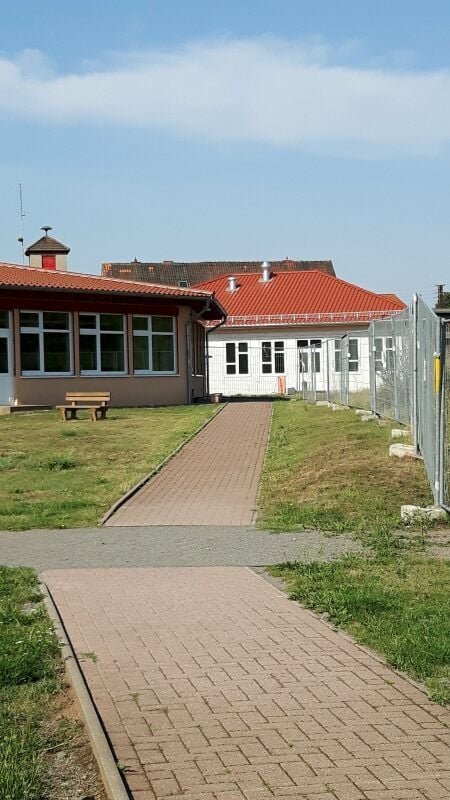 Grundschule Roßla: Die Baustelle ist durch Zäune abgeriegelt.