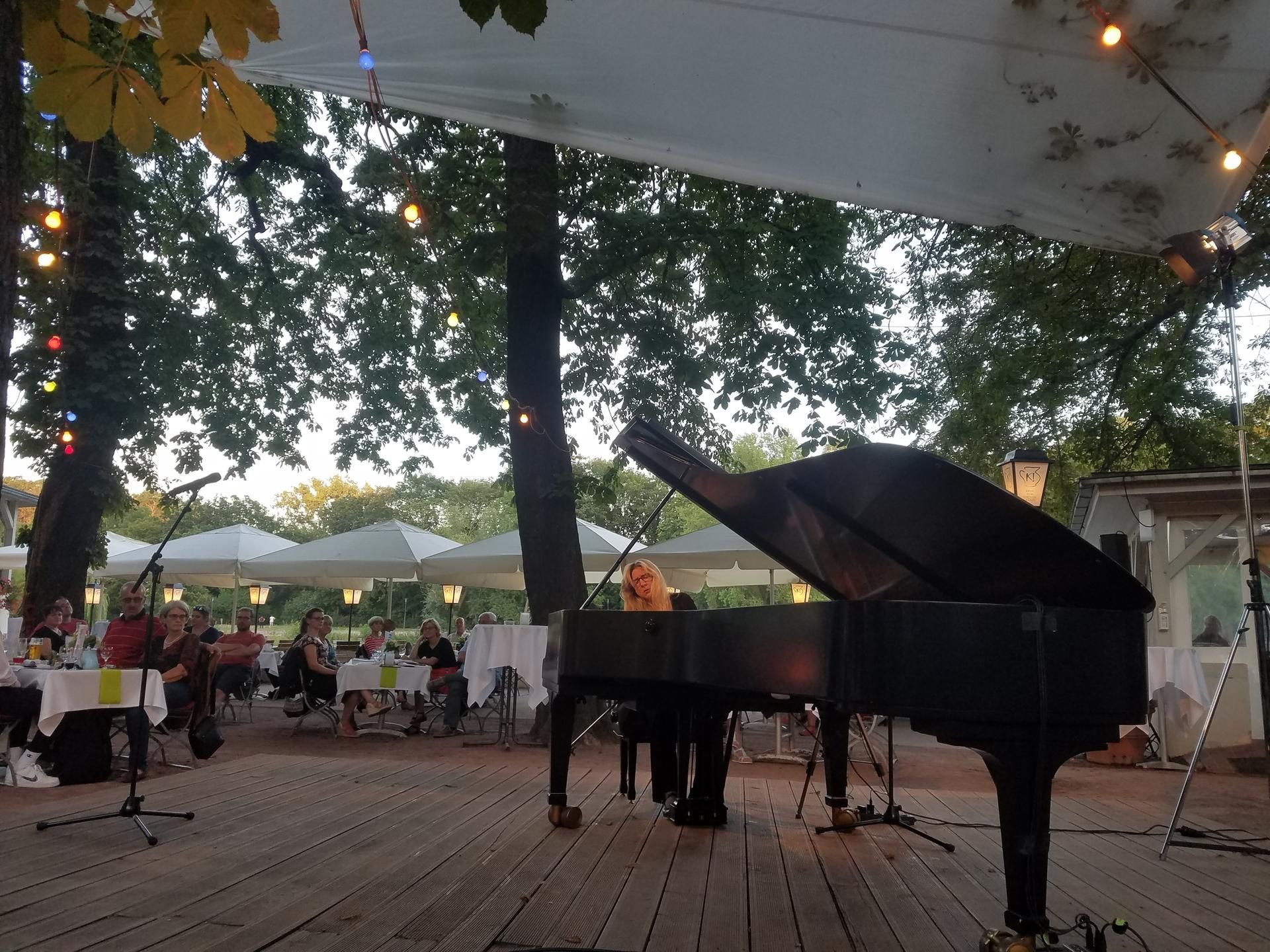 Pianistin Ragna Schirmer im Krug zum Grünen Kranze