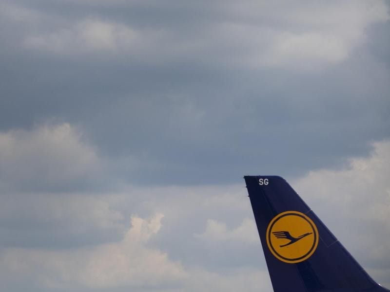 Eine Passagiermaschine der Lufthansa steht auf dem Flughafen Frankfurt. Foto: Boris Roessler/dpa/Archivbild