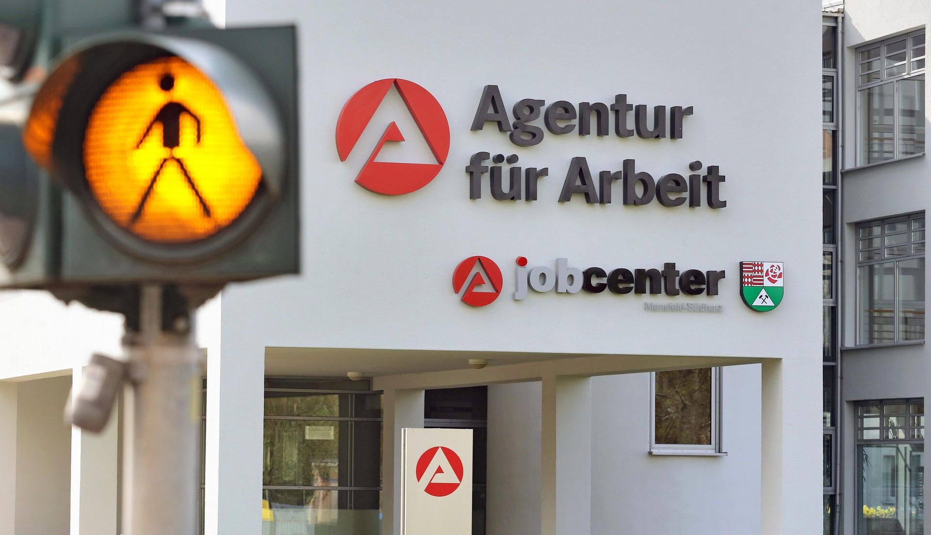 Die Zahl der Arbeitslosen sinkt, doch viele Menschen müssen mit Hartz IV aufstocken.