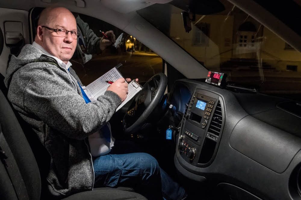 Notizen für die Abrechnung: Bernd Herlitschke an seinem Arbeitsplatz