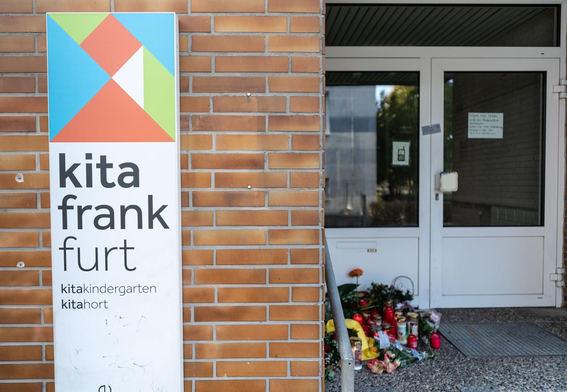 Blumen und Kerzen (r.) sind am Eingang zu einer Kindertagesstätte im Stadtteil Seckbach abgelegt.