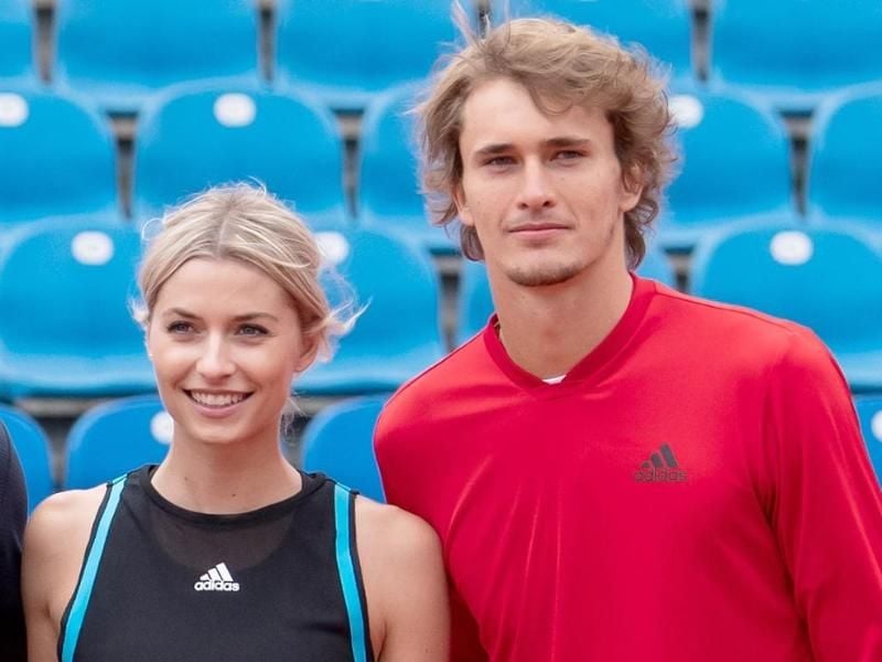 Alexander Zverev posiert neben Model und Moderatorin Lena Gercke in München für ein Foto. Foto: Sven Hoppe/dpa
