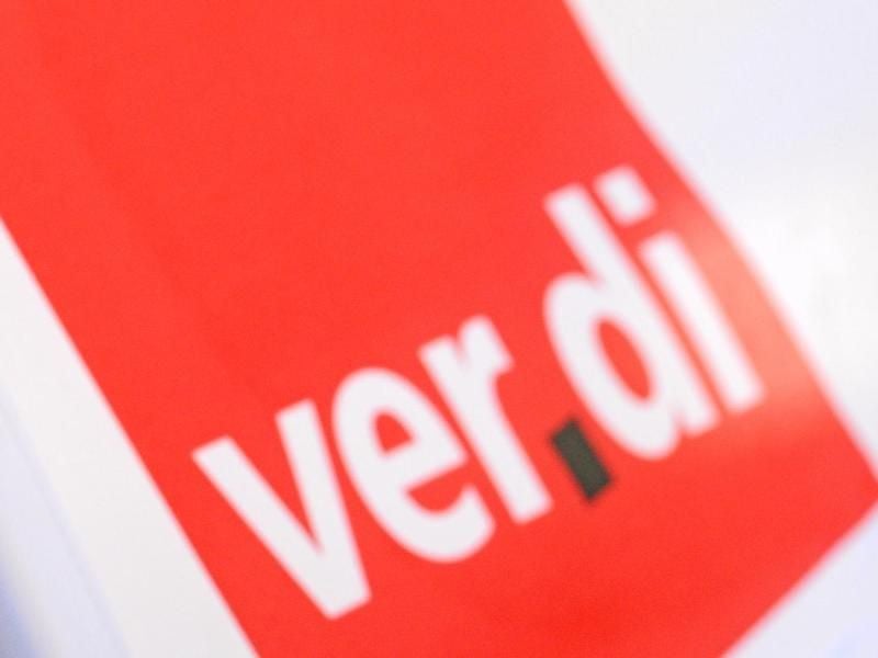 Ein Mann mit Trillerpfeife vor dem Verdi-Logo. Foto: Patrick Seeger/Archiv