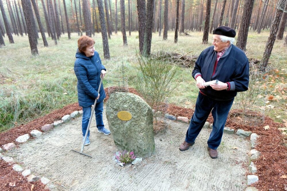 Der Vorsitzende des Heimatvereins „Glücksburger Heide“, Erhard Fritzsche, ist dankbar, dass Liane Friedrich und deren Mann Reinhard, die Gedenkstelle im Morxdorfer Wald so toll in Schuss halten.