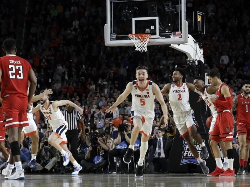 Die Spieler der Virginia Cavaliers (in weiß) jubeln über den Sieg im Finale gegen die Texas Tech Red Raiders. Foto: David J. Phillip/AP/dpa