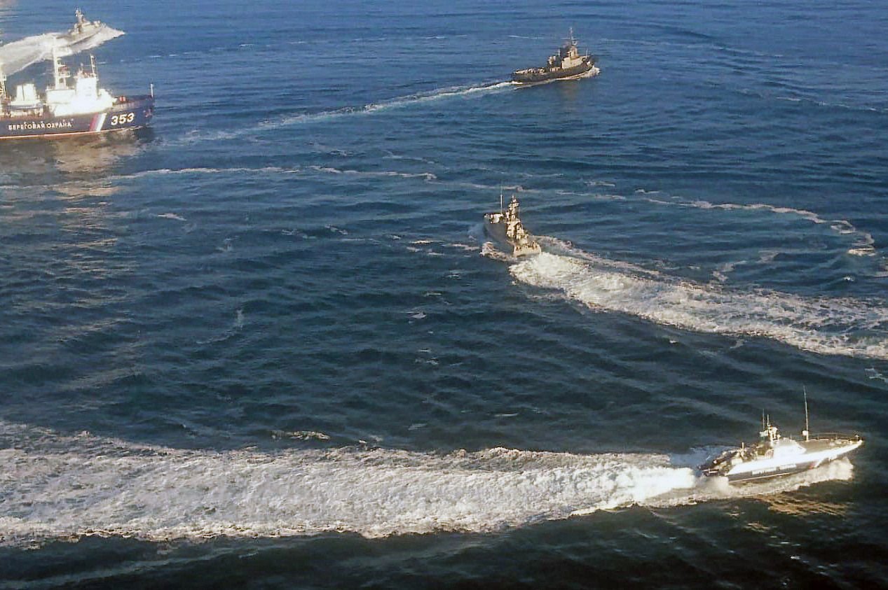 Ukrainische Marineboote durchqueren das Gewässer vor der Halbinsel Krim.