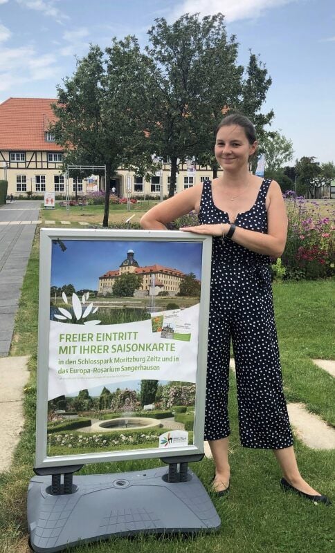 Sachgebietsleiterin Maria Fischer freut sich über die Werbung für Zeitz im Bürger- und Miniaturenpark Wernigerode.