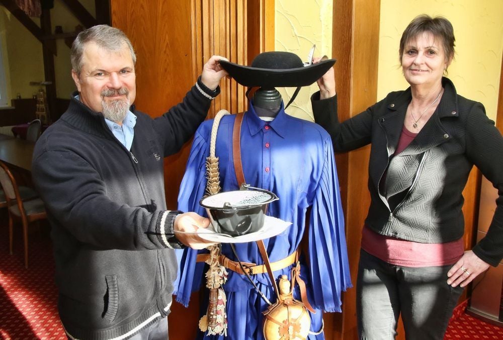 Helbra: Die Pferdehirt-Tracht aus der Puszta und der Kessel für Kesselgulasch erinnern July und István Gál an ihre Heimat Ungarn.