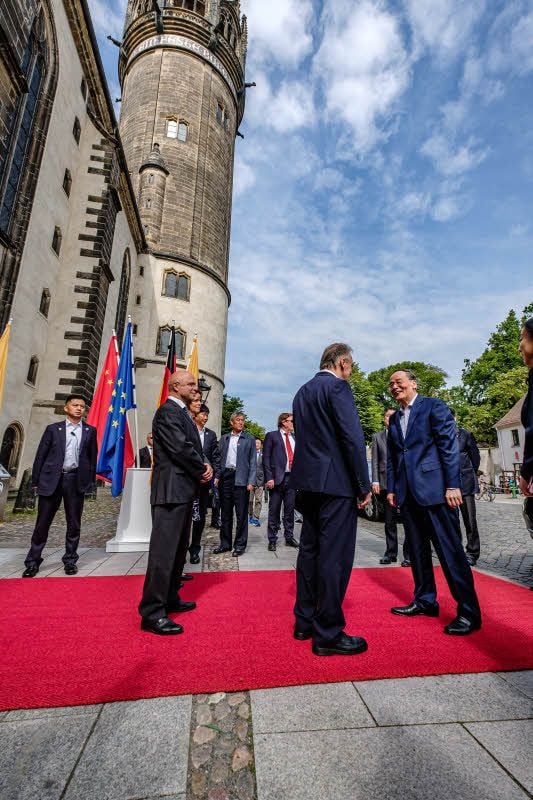 Wang Qishan (rechts) beim Empfang mit Ministerpräsident Haseloff am Samstag an der Schlosskirche.