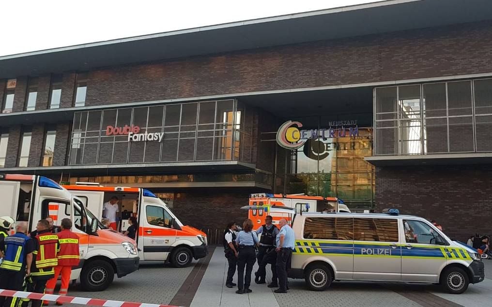 Polizei und Rettungskräfte am Neustadt-Center in Halle.