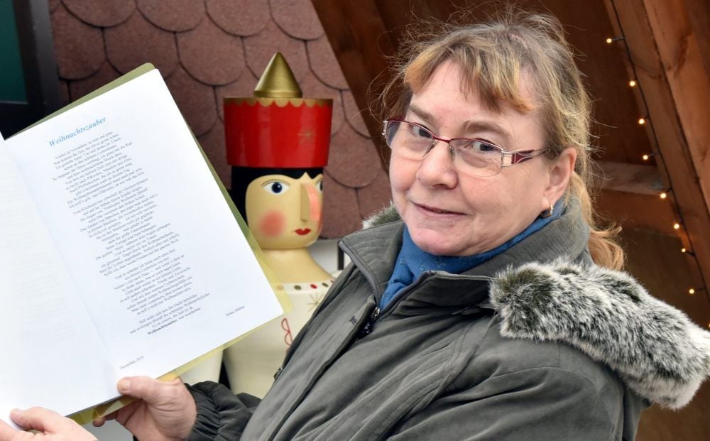 Margit Müller präsentiert auf dem Weißenfelser Weihnachtsmarkt ihr neustes Gedicht „Weihnachtszauber“.