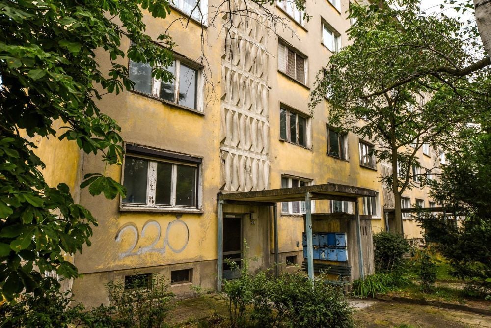 Im kommenden Jahr soll auch dieser Block in der Merseburger Abbestraße abgerissen werden. Mieter bekommen Angebote für andere Wohnungen bei der Gebäudewirtschaft, wenn sie das wünschen.