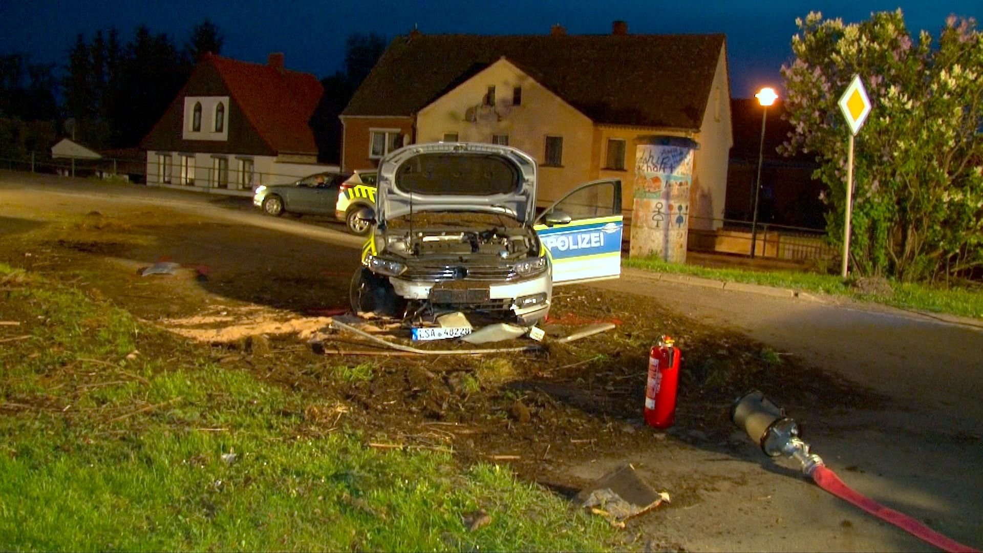 In Hedersleben ist es bei einer Verfolgungsjagd zu einem Unfall mit einem Streifenwagen gekommen.