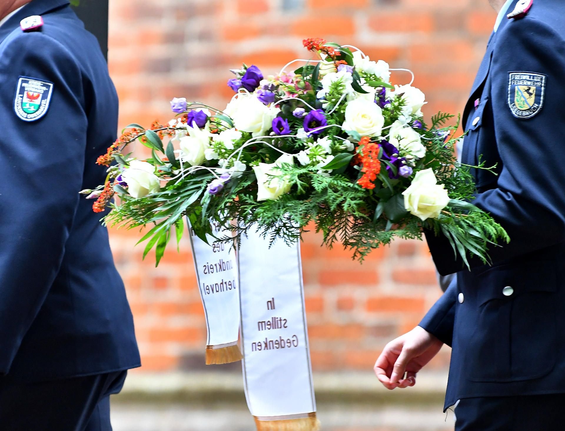 Feuerwehrleute gehen in Kloster Lehnin (Brandenburg) zur Trauerfeier für die Anfang September 2017 bei einem Einsatz auf der A2 ums Leben gekommenen Feuerwehrleute.