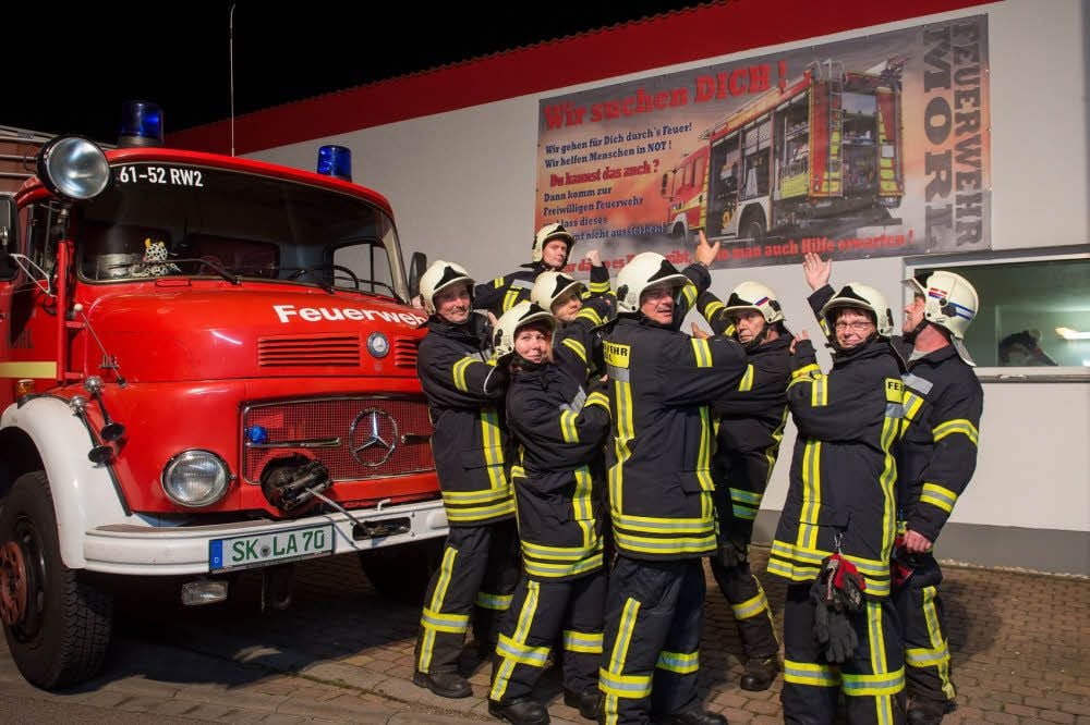 So wie Steffen Haschke (ganz rechts) und auch andere Ortsfeuerwehren in der Gemeinde Petersberg mit Plakaten um neue Mitglieder.