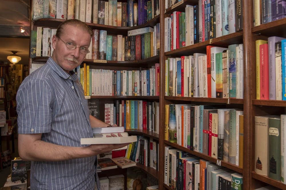 Jens Jürgens in seiner Buchhandlung in der Pölkenstraße.