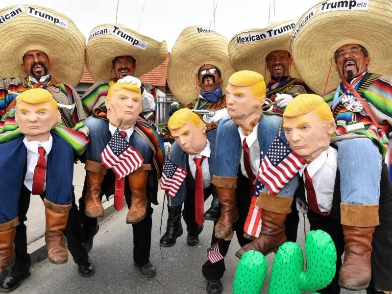 Als Mexikaner verkleidete Narren „reiten” auf Trump. Foto: Felix Kästle