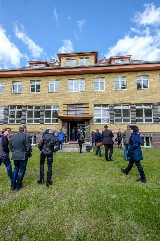 Die Denkmalschützer konnten sich live ein Bild vom Umbau in Apollensdorf machen. Mit MZ virtuell (gleichnamige App aufs Smartphone laden und Foto scannen) können auch Leser in die ehemalige Schule eintreten.