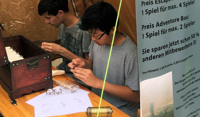 Die beiden 15-jährigen Kumpel Robin und Thanh versuchen sich sehr erfolgreich an der Adventure-Box.
