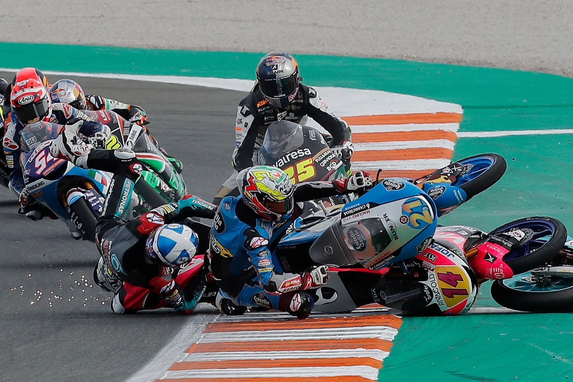 Grand Prix von Valencia: Ein Massensturz hat das finale WM-Rennen in der Moto3-Saison überschattet.