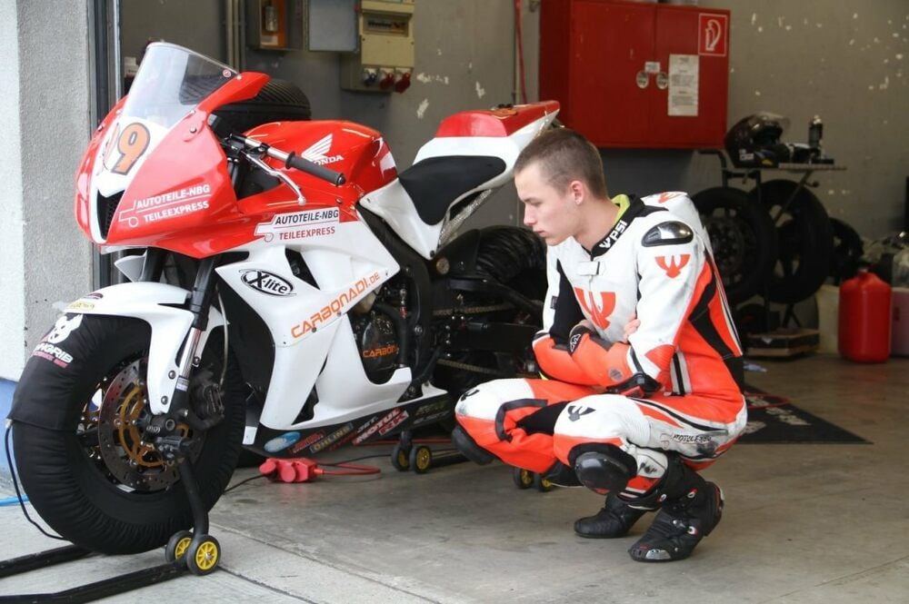 Der Naumburger Lukas Franke neben seiner Maschine in Oschersleben.