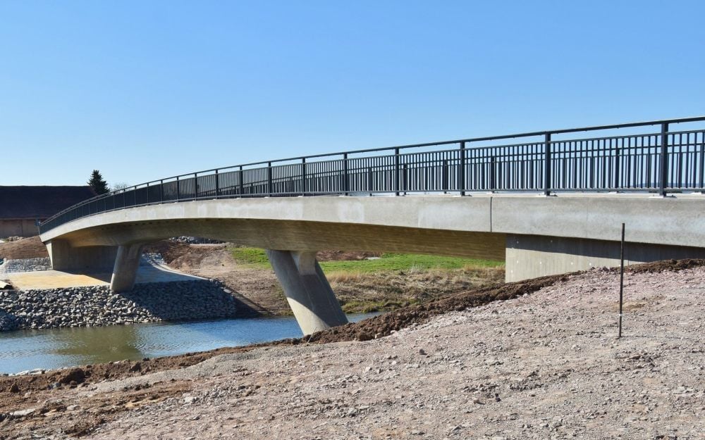 Elegant schwingt sich in Memleben die neue Heubrücke in Höhe des Museums Kloster und Kaiserpfalz über die Unstrut. Ende April soll sie freigegeben werden.